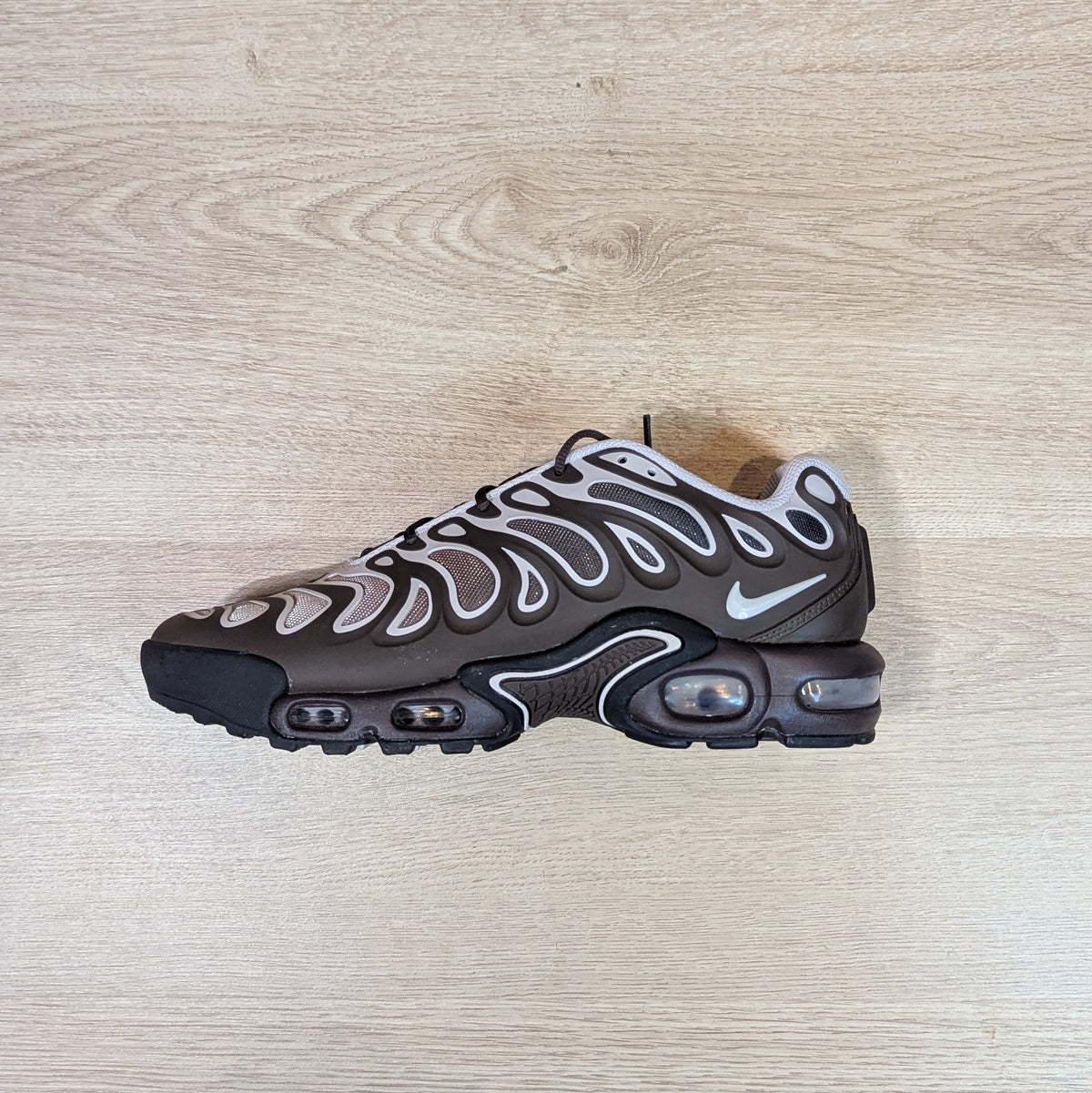 Nike Air Max Plus Drift Wmns - Baroque Brown / Earth / Zwart / Platinum Violet