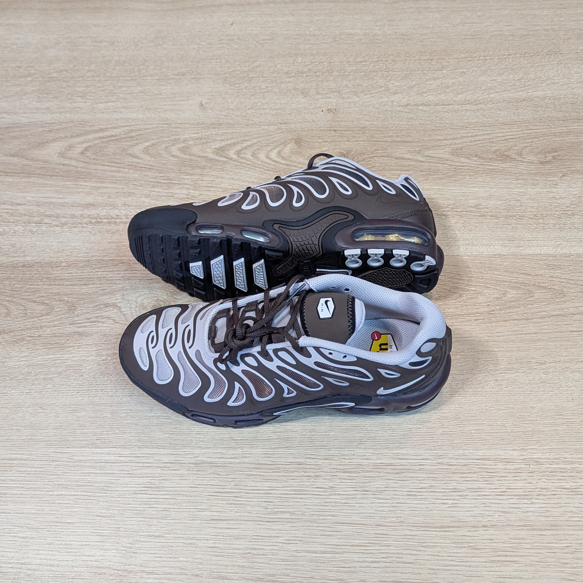 Nike Air Max Plus Drift Wmns - Baroque Brown / Earth / Zwart / Platinum Violet